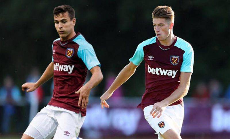 遭绝平后，53岁瓜帅怒了！贴面咆哮训斥曼城门将 勒脖+狂拍后脑勺.